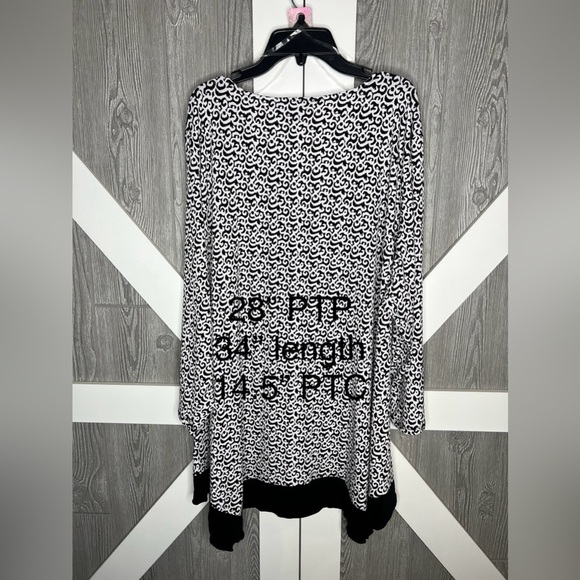 310. NWT Slim Factor by Investments Scrolling Ikat V-Neck 3/4 Handkerchief Hem - Picture 12 of 13